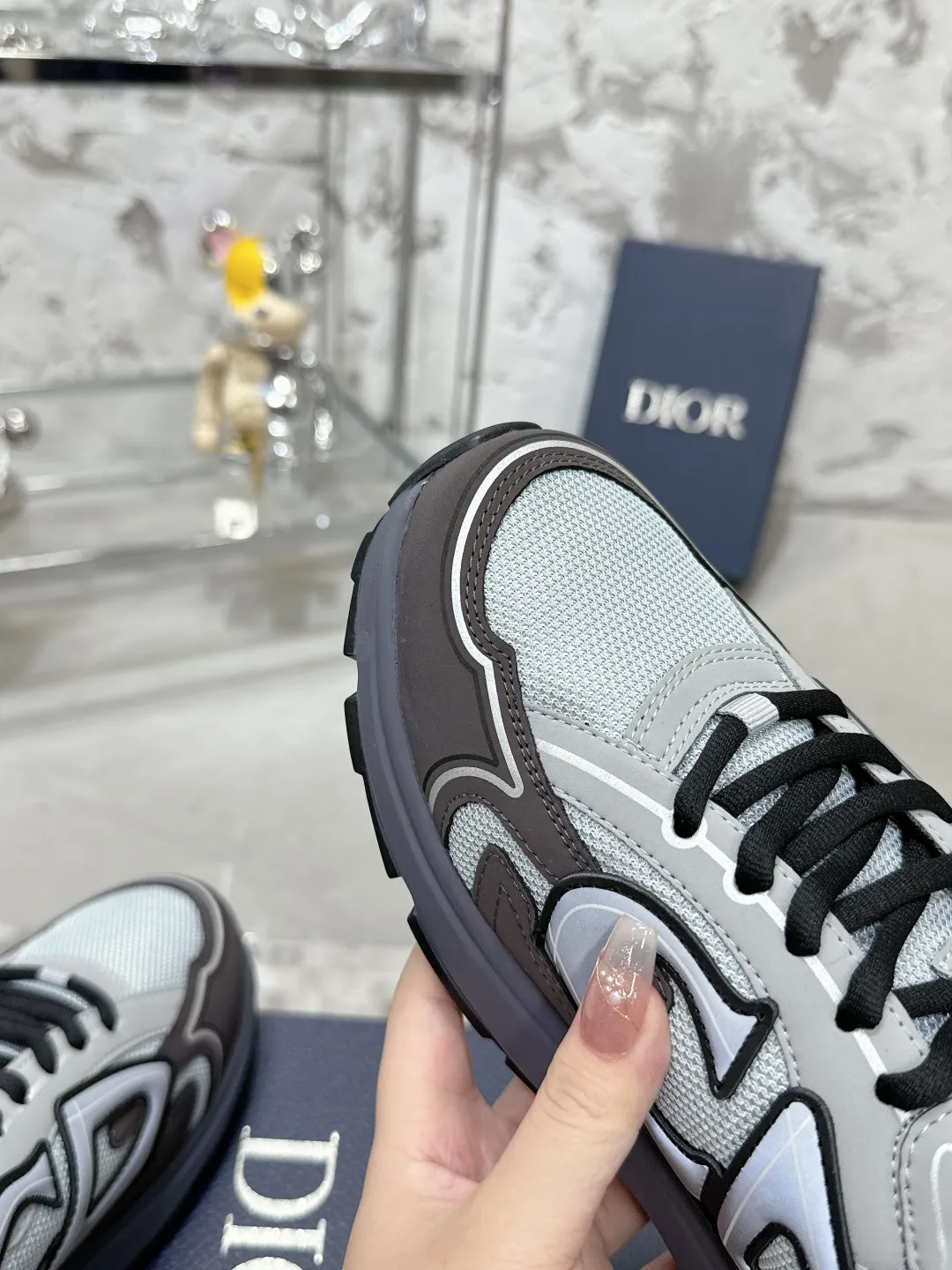 Men's men's shoes 💰600❤️❤️❤️High version Dior Dior's latest color matching B30 series reflective dad sneakers original 17380💰 purchased for development and production Brand new B30 sneakers Dad Shoes style shoes that follow the trend of the retro market The Dior logo on the tongue also indicates that this pair of shoes is the B30 model! B30 uses fine-textured leather and mesh cloth materials to form a shoe body. There are conspicuous letters CD on both sides of the shoe body to indicate identity. Many lines on the shoe body outline details to make the shoes look less monotonous and full of retro flavor. The delivery counter is exquisitely packaged🛍📦 ▪️Fabric: Original customized technical fabric + mesh ▪️Inner lining: Customized breathable lining ▪️Outsole: Original molded IP foam + TPU outsole ▪️Sole thickness: 3.5CM ▪️Size: Women’s size 35-40 / Men’s size 39-46